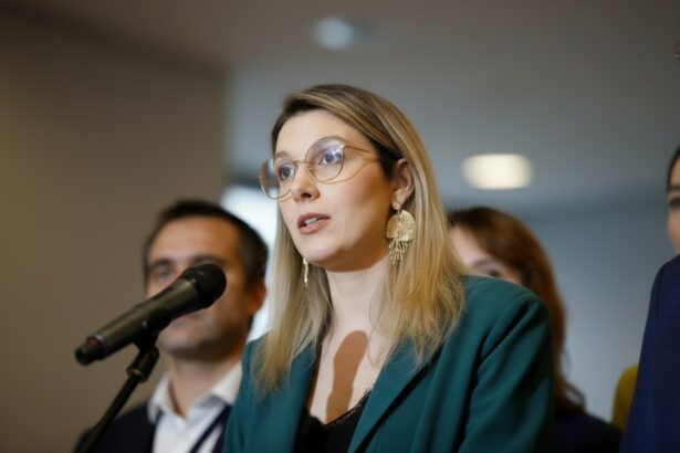 edited edited diana buzoianu se leaga cu lanturile de scaunul de ministru cu trei zile inainte de motiunea pentru demiterea din functie cereri pe fond politic 693c28760a524