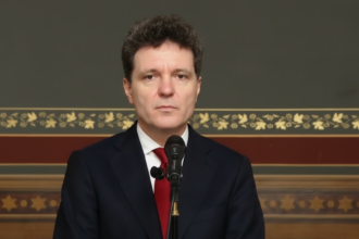 edited lui nicusor dan ii e rusine cu coalitia in lume este foarte greu sa explic unui strain ca avem 4 partide care formeaza o coalitie si se ataca intre ele 69417c9867188