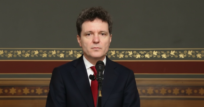 edited lui nicusor dan ii e rusine cu coalitia in lume este foarte greu sa explic unui strain ca avem 4 partide care formeaza o coalitie si se ataca intre ele 69417c9867188