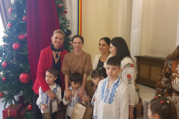 edited mirabela gradinaru partenera presedintelui nicusor dan primeste colindatori la palatul cotroceni 6946846f26195