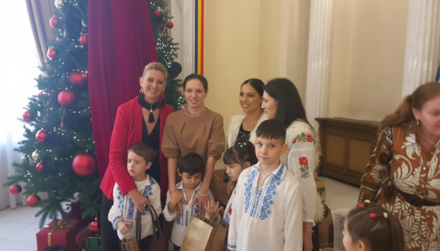 edited mirabela gradinaru partenera presedintelui nicusor dan primeste colindatori la palatul cotroceni 6946846f26195