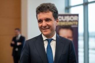 edited mircea dinescu corecteaza discursul presedintelui nicusor dan traim mai prost decit anul trecut dar traim mult mai bine 6933fb2fcce7e