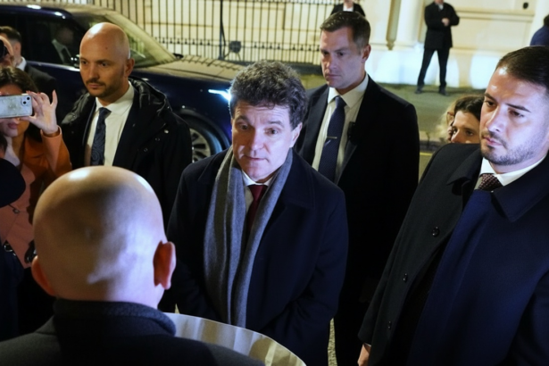 edited nicusor dan face promisiuni cu jumatate de gura romanilor din londra pe tema anularii alegerilor veti afla intr o luna doua 694264cddc30e