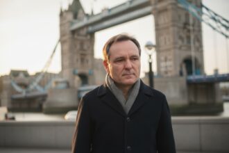 edited nicusor dan vs lama de barbierit presedintele s a dus la monumentul eroilor revolutiei cu mici taieturi pe barbie 6947f6deeedc9