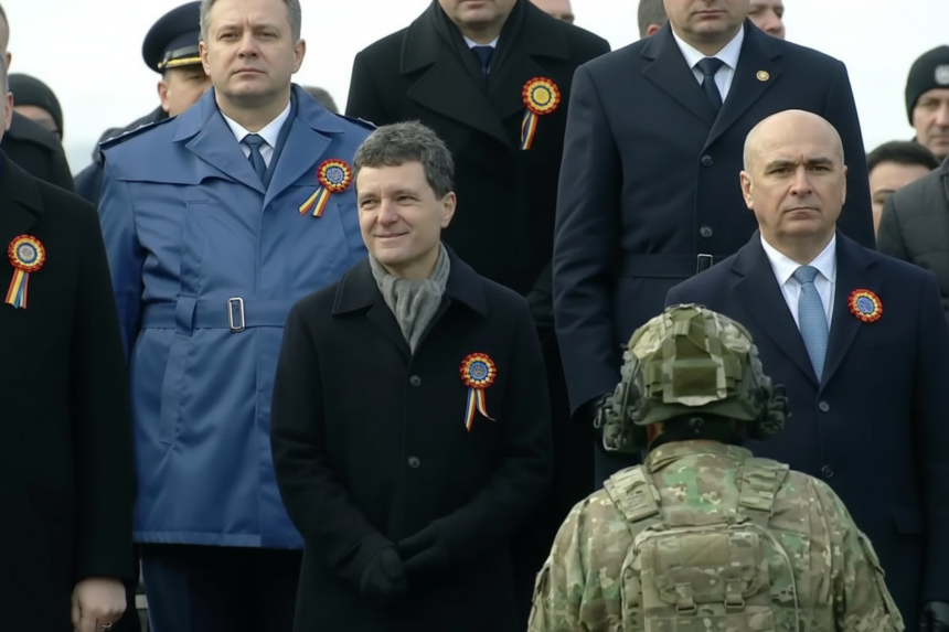 edited o noua gafa a lui nicusor dan prezent la parada de 1 decembrie presedintele a intins mana sa dea noroc in loc sa salute militar 692d86ba163c1