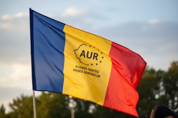 edited sute de oameni il asteapta pe calin georgescu la monumentul unirii din alba iulia de 1 decembrie 692d42bfd5c01