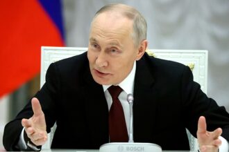 ex cia station chief warns putin using talks to gain leverage as ukraine delegation meets top trump officials 692cc20755799