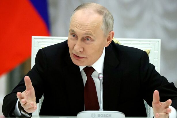 ex cia station chief warns putin using talks to gain leverage as ukraine delegation meets top trump officials 692cc20755799