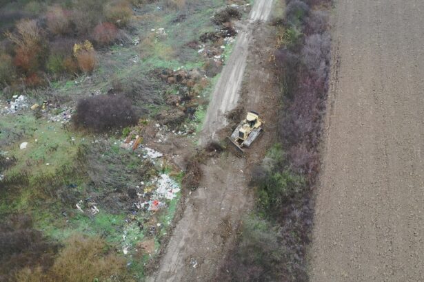 excavator confiscat in bihor dupa ce drona garzii de mediu l a prins ca ingropa deseuri ilegal 693d32bd18a6d