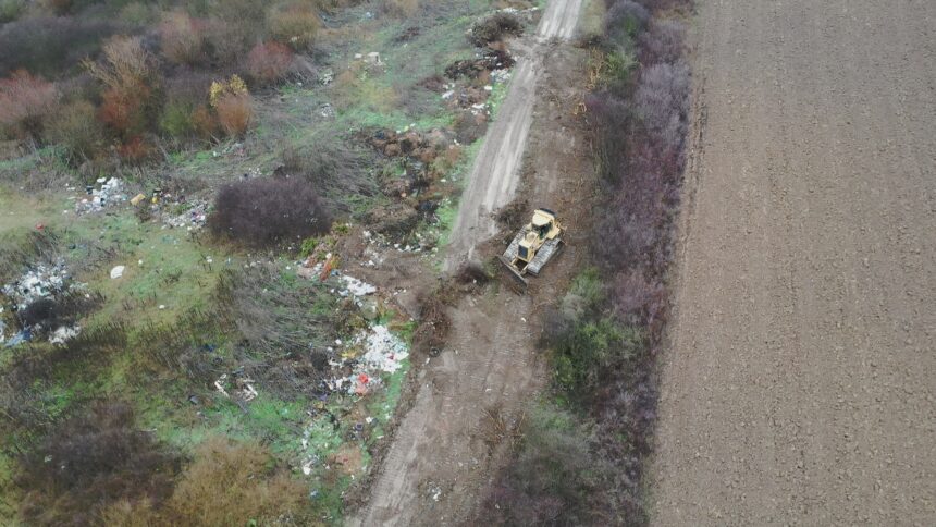 excavator confiscat in bihor dupa ce drona garzii de mediu l a prins ca ingropa deseuri ilegal 693d32bd18a6d