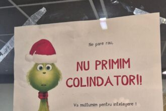 Afis care interzice intrarea intr-un bloc a colindatorilor