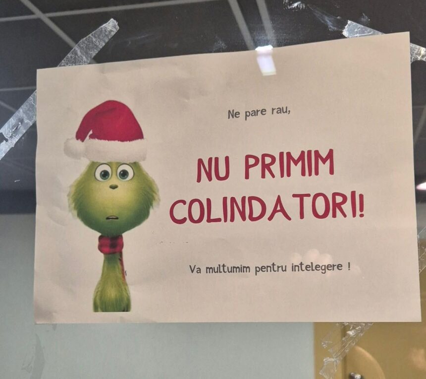 Afis care interzice intrarea intr-un bloc a colindatorilor