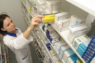 farmacistul omul de incredere al romanului primul drum al romanului atunci cand are un junghi ramane de ani buni acelasi farmacia 69400c8c35262