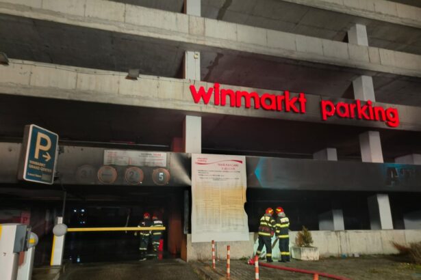 incendiu in parcarea unui mall din ploiesti in timpul noptii 694a24a80161a