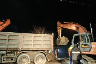 interventie de urgenta intr o comuna din galati in pericol de a fi inundata echipajele au rupt un drum pentru a devia apa 694060951ab7d