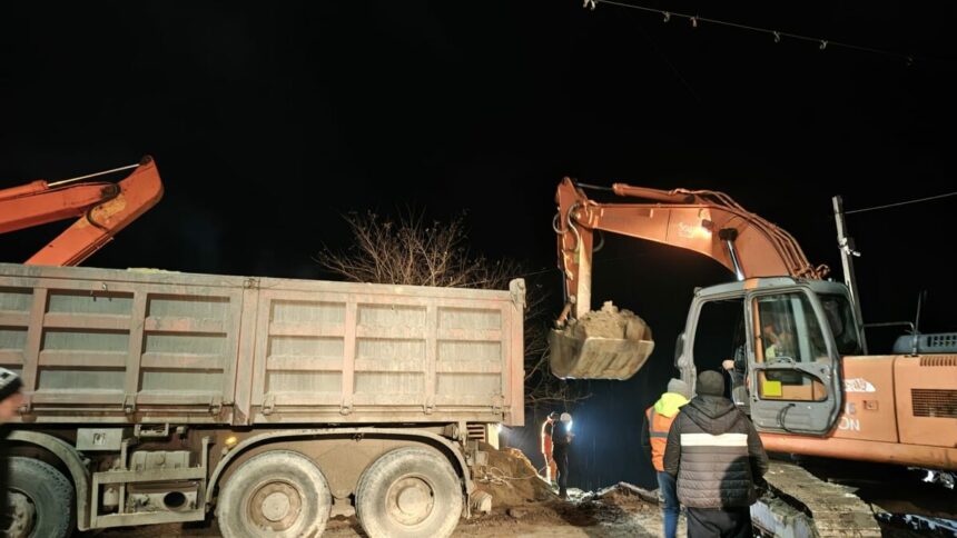 interventie de urgenta intr o comuna din galati in pericol de a fi inundata echipajele au rupt un drum pentru a devia apa 694060951ab7d