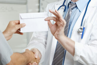 medic din buzau prins in flagrant cand lua mita pentru o operatie de sold 694514a8468f3