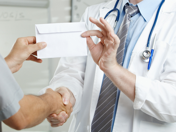 medic din buzau prins in flagrant cand lua mita pentru o operatie de sold 694514a8468f3