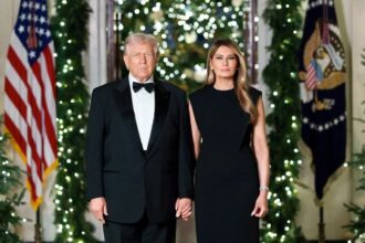 Donald Trump și Melania Trump în portretul oficial de Crăciun de la Casa Albă, apariție all-black, decor festiv prezidențial