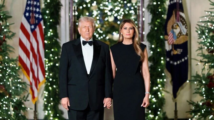 Donald Trump și Melania Trump în portretul oficial de Crăciun de la Casa Albă, apariție all-black, decor festiv prezidențial