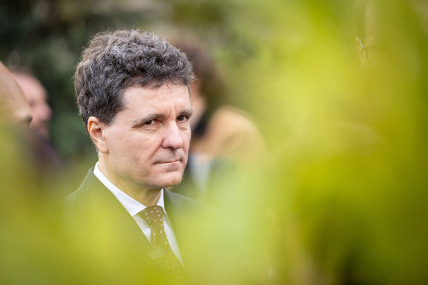 nicusor dan a depus o coroana de flori la monumentul revolutiei din piata universitatii mesajul presedintelui 6947bfc657f21