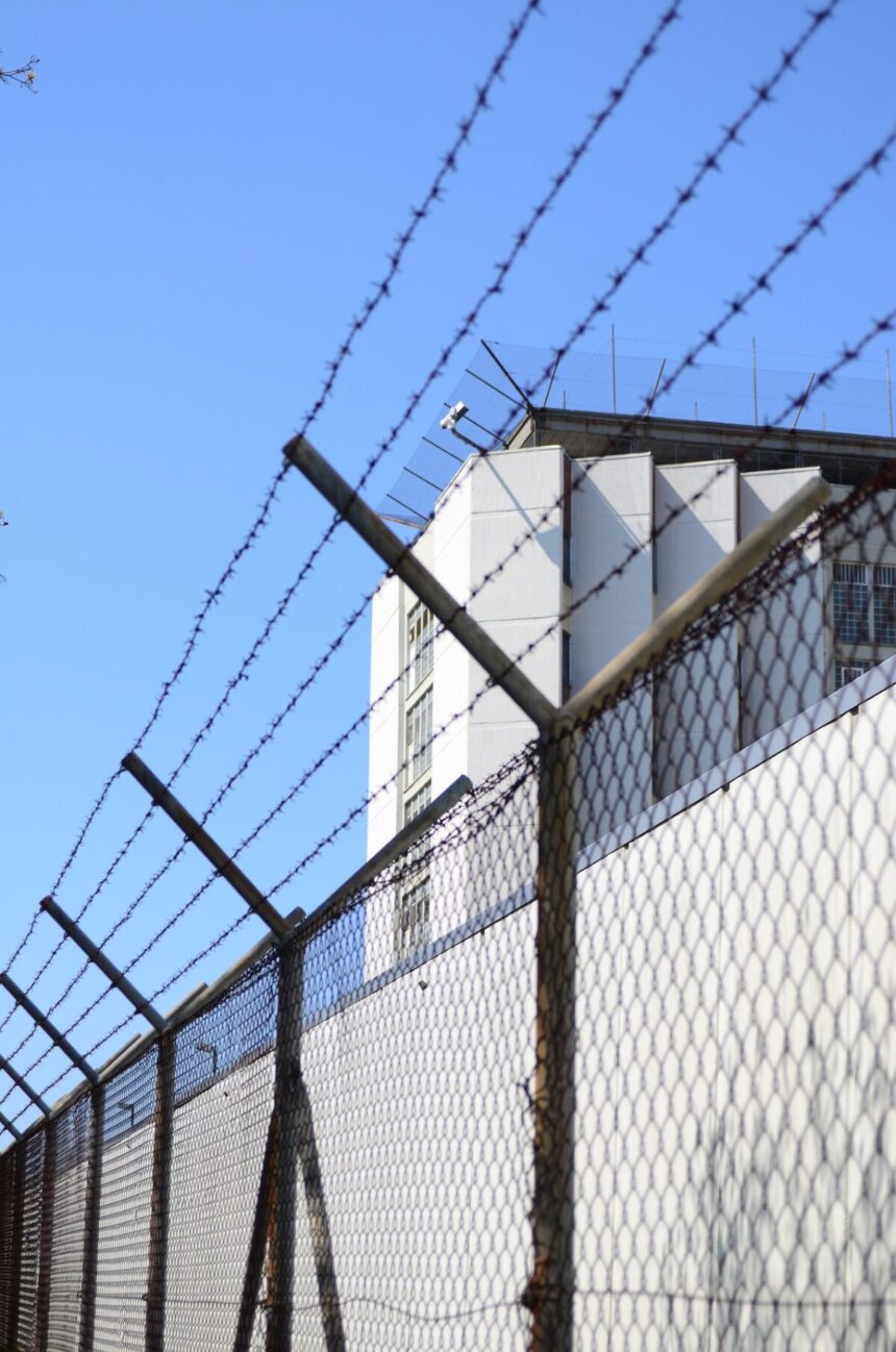 politist care le ducea detinutilor telefoane si alcool condamnat la inchisoare cu suspendare 6937f62428980