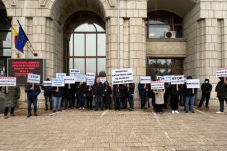 pusl continua protestele in fata ministerului mediului si cere raspundere politica in criza apei din prahova lipsa de reactie reprezinta un abuz in sine 6941640bcc8f9