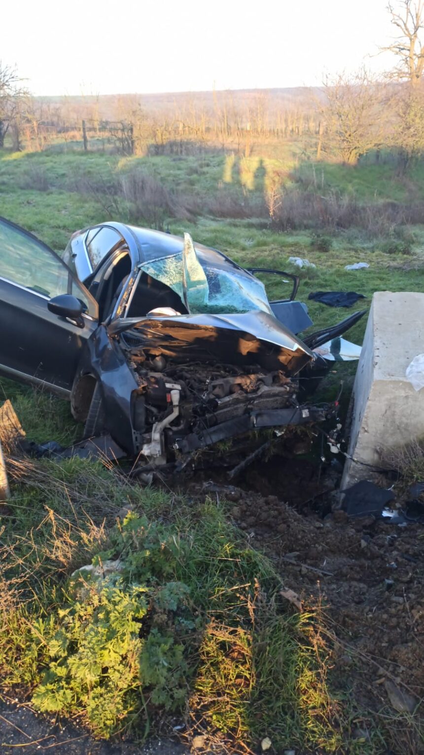 sase raniti dupa ce o masina a intrat intr un cap de pod in constanta soferul nu oprise la semnalele politistilor 69450c7d44858