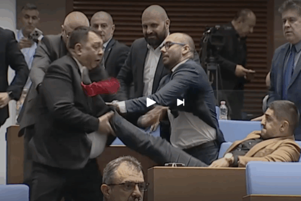 scandal si violente in parlamentul din bulgaria la dezbaterea bugetului de stat 694316dab28c7