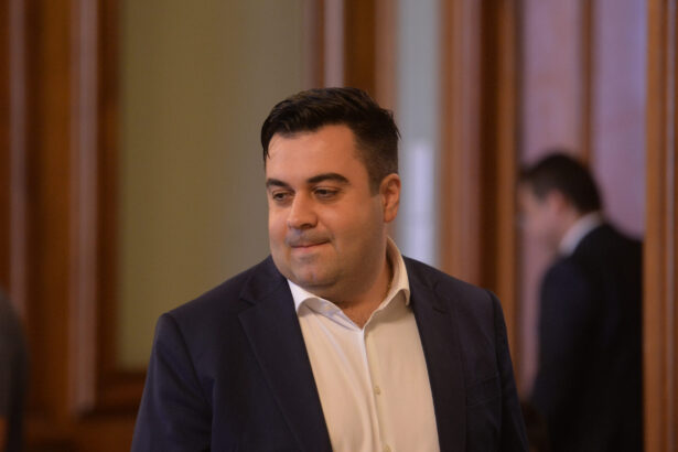 spaga de la rar ar fi fost negociata pe butoane de telecomanda cand am fost la el in curte el a zis 9 tu mi ai zis de 6 stii 69429e2ee50bf