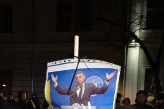 studentii de la universitatea babes bolyai i au facut colind ministrului daniel david si mai vrem inca ceva ca demisia sa ne o dea 694133a74cbc2