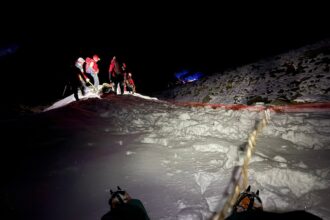 turist ranit grav dupa ce a cazut in muntii fagaras intre varful netedu si valea vaiuga 693d919404e88