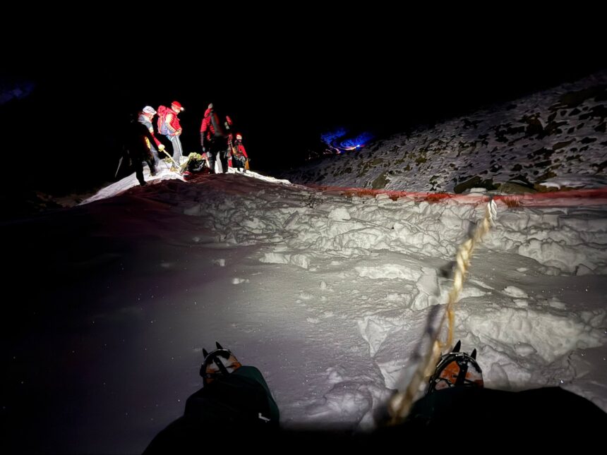 turist ranit grav dupa ce a cazut in muntii fagaras intre varful netedu si valea vaiuga 693d919404e88