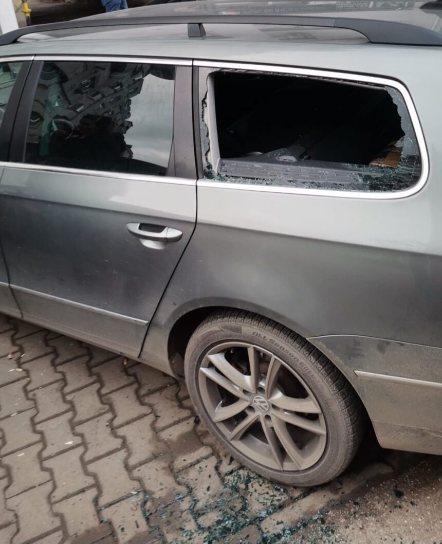 un copil de 2 ani a ramas blocat intr o masina in botosani 69317ab6c7f4a