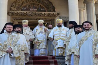 Ierarhi și preoți ai Bisericii Ortodoxe Române, în veșminte liturgice albe, la Catedrala Patriarhală din București, după slujba oficiată în prima zi a Anului Nou.