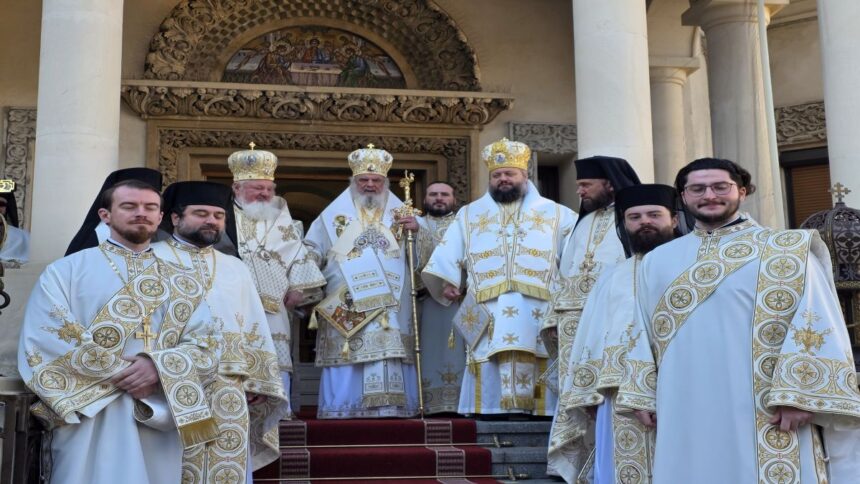 Ierarhi și preoți ai Bisericii Ortodoxe Române, în veșminte liturgice albe, la Catedrala Patriarhală din București, după slujba oficiată în prima zi a Anului Nou.