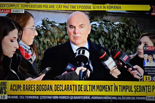 Rareș Bogdan vorbind ferm înaintea ședinței Biroului Permanent Național al PNL, criticând tăcerea politică și lipsa de dialog cu oamenii