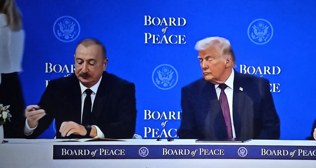 Donald Trump la Davos în timpul ceremoniei de semnare, cu liderii Bulgariei și Ungariei prezenți, în absența României