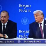 Donald Trump la Davos în timpul ceremoniei de semnare, cu liderii Bulgariei și Ungariei prezenți, în absența României