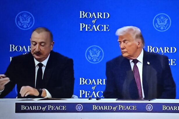 Donald Trump la Davos în timpul ceremoniei de semnare, cu liderii Bulgariei și Ungariei prezenți, în absența României