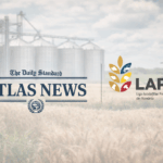 Siglele Atlas News și LAPAR, afișate pe un fundal discret cu câmpuri agricole, silozuri de cereale și utilaje agricole, ilustrând parteneriatul media dintre cele două organizații.