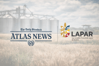 Siglele Atlas News și LAPAR, afișate pe un fundal discret cu câmpuri agricole, silozuri de cereale și utilaje agricole, ilustrând parteneriatul media dintre cele două organizații.