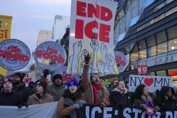 agentii ice au ucis o alta persoana in minneapolis spun oficialii provocand ciocniri cu protestatarii 697506fa2d3ee