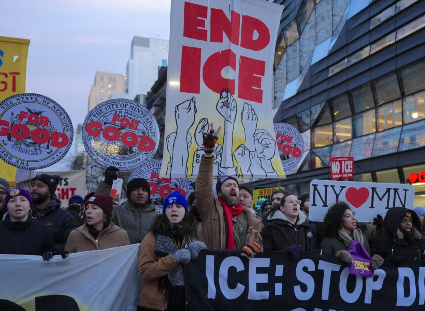 agentii ice au ucis o alta persoana in minneapolis spun oficialii provocand ciocniri cu protestatarii 697506fa2d3ee