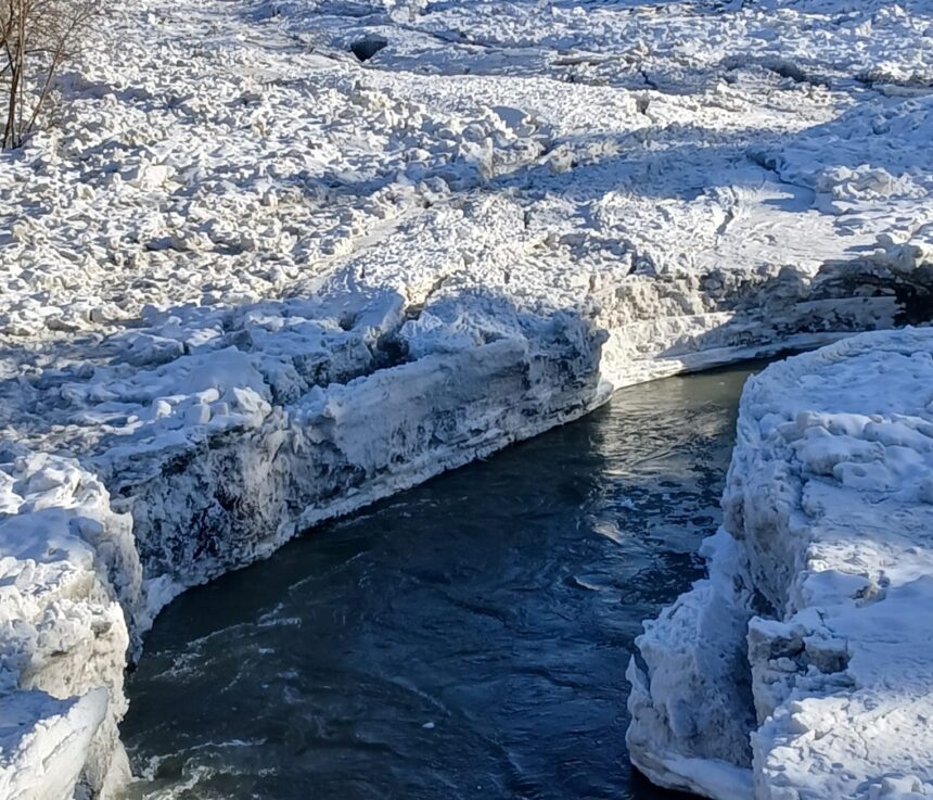aglomerari de gheturi si zapor pe raul bistrita fenomenul se manifesta pe 89 kilometri 696b679b7759f