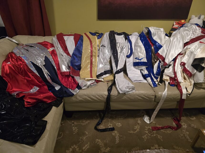 alb si negru acestea au fost culorile primului echipament folosit de lucian bute la profesionism in aceste culori am debutat 696271163e5ff