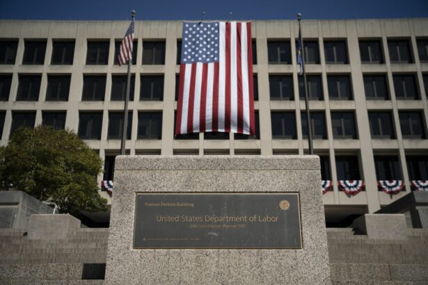 departamentul muncii din sua criticat dupa o postare pe retelele sociale comparata cu un slogan nazist 696b4f16ad651