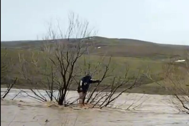 dolj barbat care traversa un rau surprins de cresterea brusca a nivelului apei 6978b9bc7af48