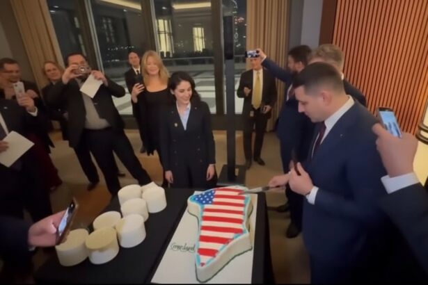 edited george simion in sua liderul aur a taiat un tort in forma groenlandei decorat cu steagul american 6971129113240