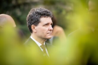 edited nicusor dan protestatarilor de la iasi si eu am huiduit politicieni dar va rog sa nu mai huiduiti imnul national si ceremoniile de comemorare a eroilor 6974ccd932214